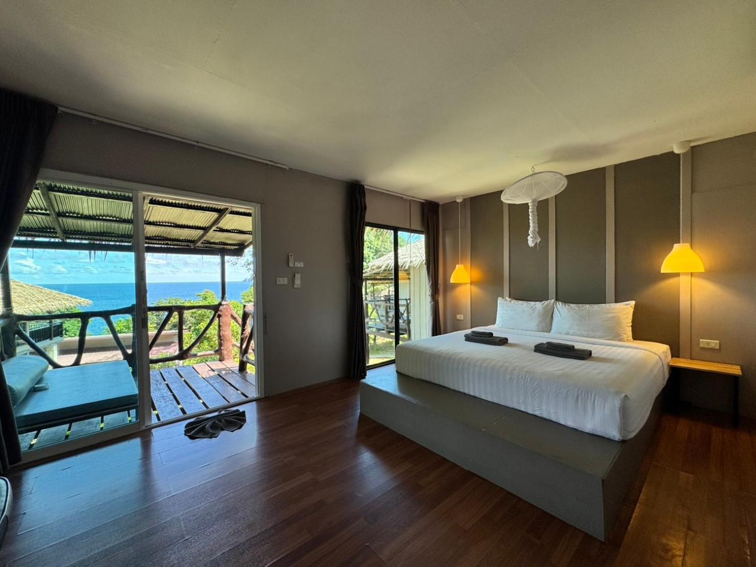 Hip Seaview @